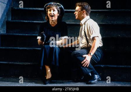 Lesley Garrett (Rose Maurrant), Kevin Anderson (Sam Kaplan) dans STREET SCENE at English National Opera (ENO), London Coliseum, London WC2 13/02/1992 coproduction avec Scottish Opera musique : Kurt Weill livre : Elmer Rice paroles : Langston Hughes chef d'orchestre : James Holmes design : David Fielding éclairage : Paul Pyant chorégraphe : David Toguri réalisateur : David Pountney Banque D'Images