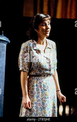 Lesley Garrett (Rose Maurrant) dans STREET SCENE at English National Opera (ENO), London Coliseum, London WC2 13/02/1992 coproduction avec Scottish Opera musique : Kurt Weill livre : Elmer Rice paroles : Langston Hughes chef d'orchestre : James Holmes design : David Fielding éclairage : Paul Pyant chorégraphe : David Toguri réalisateur : David Pountney Banque D'Images