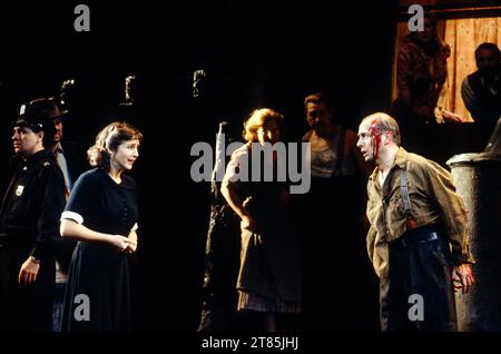 Gauche : Lesley Garrett (Rose Maurrant) droite : Mark Richardson (Frank Maurrant) dans LA SCÈNE DE RUE à l'English National Opera (ENO), London Coliseum, Londres WC2 13/02/1992 coproduction avec Scottish Opera musique : Kurt Weill livre : Elmer Rice paroles : Langston Hughes chef d'orchestre : James Holmes design : David Fielding éclairage : Paul Pyant chorégraphe : David Toguri réalisateur: David Pountney Banque D'Images