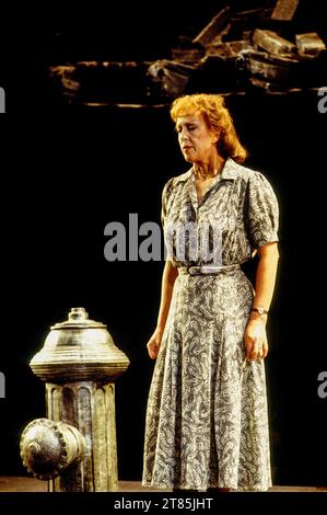 Josephine Barstow (Anna Maurrant) dans STREET SCENE at English National Opera (ENO), London Coliseum, Londres WC2 27/08/1993 coproduction avec Scottish Opera musique : Kurt Weill livre : Elmer Rice paroles : Langston Hughes chef d'orchestre : Carl Davis design : David Fielding éclairage : Paul Pyant chorégraphe original : David Toguri réalisateur original : David Pountney Banque D'Images