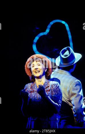 Lesley Garrett (Rose Maurrant) dans STREET SCENE at English National Opera (ENO), London Coliseum, London WC2 27/08/1993 coproduction avec Scottish Opera musique : Kurt Weill livre : Elmer Rice paroles : Langston Hughes chef d'orchestre : Carl Davis design : David Fielding éclairage : Paul Pyant chorégraphe original : David Toguri réalisateur original : David Pountney Banque D'Images