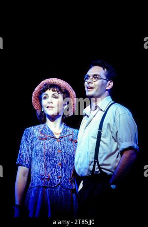 Lesley Garrett (Rose Maurrant), Kevin Anderson (Sam Kaplan) dans STREET SCENE at English National Opera (ENO), London Coliseum, London WC2 27/08/1993 coproduction avec Scottish Opera musique : Kurt Weill livre : Elmer Rice paroles : Langston Hughes chef d'orchestre : Carl Davis design : David Fielding éclairage : Paul Pyant chorégraphe original : David Toguri réalisateur original : David Toguri David Pountney Banque D'Images