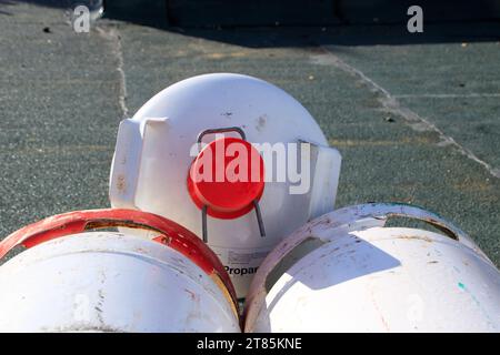 Une bouteille de gaz avec bouchon de protection est tombée sur une bouteille de gaz Banque D'Images