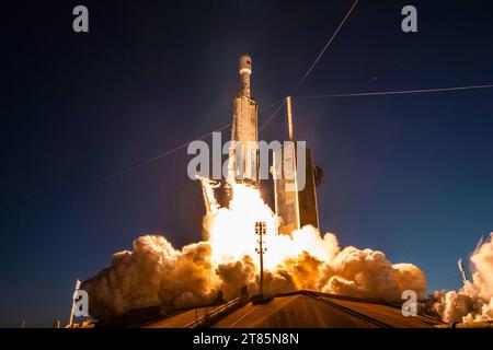 KENNEDY SPACE CENTER, FLORIDE, États-Unis - 15 janvier 2023 - Une fusée SpaceX Falcon Heavy transportant le satellite USSF-67 et quelques satellites plus petits prend son envol Banque D'Images