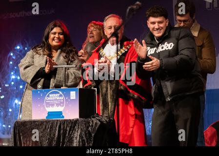 High Street, Southend on Sea, Essex, Royaume-Uni. 18 novembre 2023. Le concurrent de Great British Bake Off en 2023, Dana Conway et marié à First Sight star JJ (John Joe Slater) a allumé les lumières de Noël dans High Street de Southend. Dana aurait dit : « Noël est ma période préférée de l’année, et je n’ai peut-être pas reçu de boulanger étoilé dans la tente, mais je suis prêt à éclairer Southend avec un peu de magie étoilée. » JJ et Dana sont tous deux de Southend Banque D'Images