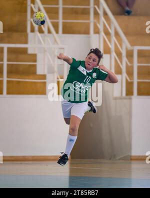 Viana do Castelo, Portugal - 13 novembre 2021 : joueur d'Afifense en action contre Vermoim, jeu de handball comptant pour le Tournoi Intantis. Banque D'Images