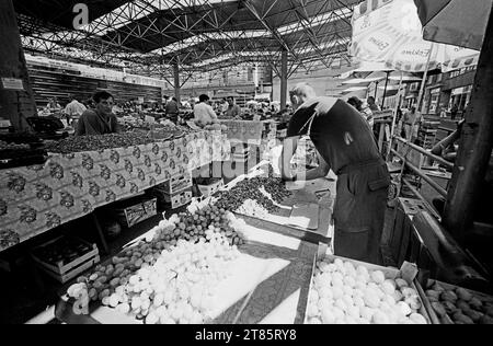 MARCHÉ ALIMENTAIRE - NIS SERBIE - PHOTOGRAPHIE DE RUE - FILM ARGENTÉ NOIR ET BLANC - LEICA PHOTOGRAPHIE DE RUE © PHOTOGRAPHIE : FREDERIC BEAUMONT Banque D'Images