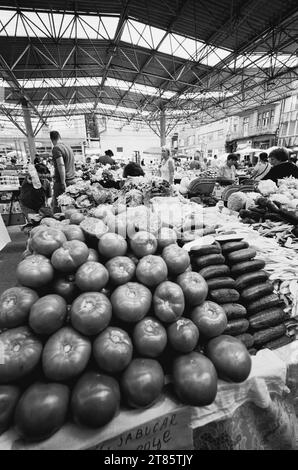 MARCHÉ ALIMENTAIRE - NIS SERBIE - PHOTOGRAPHIE DE RUE - FILM ARGENTÉ NOIR ET BLANC - LEICA PHOTOGRAPHIE DE RUE © PHOTOGRAPHIE : FREDERIC BEAUMONT Banque D'Images