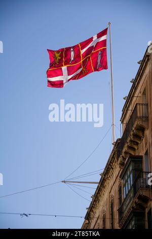 Le drapeau du Grand Maître la Vallette, survolant le bâtiment de la rue de la République Banque D'Images