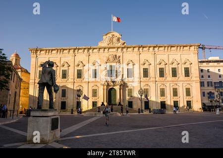 La Valette, Malte - 17 juin 2023 : façade de l'Auberge de Castille aujourd'hui la résidence du Premier ministre dans le centre de la Valette, Malte Banque D'Images