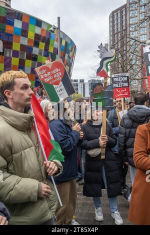 Lewisham, Londres, Royaume-Uni. 18 novembre 23. Plusieurs milliers de personnes ont participé au rassemblement devant le Glass Mills Leisure Centre à la fin du mois de mars, lors de l'une des nombreuses manifestations locales organisées autour du Royaume-Uni en solidarité avec la Palestine, appelant à un cessez-le-feu immédiat et condamnant les députés, dont la députée locale Vicky Foxcroft qui a voté cette semaine contre un cessez-le-feu. Il y avait une incrédulité en colère lorsque la police a arrêté une jeune femme pour une pancarte qu'elle portait. Peter Marshall/Alamy Live News Banque D'Images