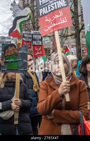 Lewisham, Londres, Royaume-Uni. 18 novembre 23. Plusieurs milliers de personnes ont participé au rassemblement devant le Glass Mills Leisure Centre à la fin du mois de mars, lors de l'une des nombreuses manifestations locales organisées autour du Royaume-Uni en solidarité avec la Palestine, appelant à un cessez-le-feu immédiat et condamnant les députés, dont la députée locale Vicky Foxcroft qui a voté cette semaine contre un cessez-le-feu. Il y avait une incrédulité en colère lorsque la police a arrêté une jeune femme pour une pancarte qu'elle portait. Peter Marshall/Alamy Live News Banque D'Images