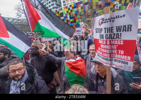 Lewisham, Londres, Royaume-Uni. 18 novembre 23. Plusieurs milliers de personnes ont participé au rassemblement devant le Glass Mills Leisure Centre à la fin du mois de mars, lors de l'une des nombreuses manifestations locales organisées autour du Royaume-Uni en solidarité avec la Palestine, appelant à un cessez-le-feu immédiat et condamnant les députés, dont la députée locale Vicky Foxcroft qui a voté cette semaine contre un cessez-le-feu. Il y avait une incrédulité en colère lorsque la police a arrêté une jeune femme pour une pancarte qu'elle portait. Peter Marshall/Alamy Live News Banque D'Images