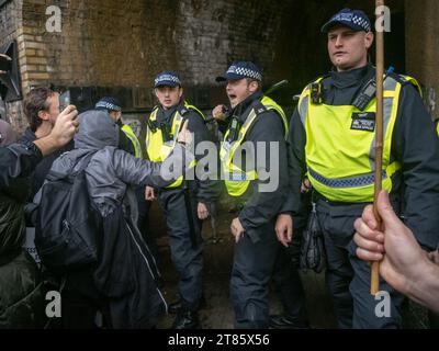 Lewisham, Londres, Royaume-Uni. 18 novembre 23. La police menace les manifestants. Plusieurs milliers de personnes ont participé au rassemblement devant le Glass Mills Leisure Centre à la fin du mois de mars, lors de l'une des nombreuses manifestations locales organisées autour du Royaume-Uni en solidarité avec la Palestine, appelant à un cessez-le-feu immédiat et condamnant les députés, dont la députée locale Vicky Foxcroft qui a voté cette semaine contre un cessez-le-feu. Il y avait une incrédulité en colère lorsque la police a arrêté une jeune femme pour une pancarte qu'elle portait. Peter Marshall/Alamy Live News Banque D'Images