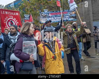 Lewisham, Londres, Royaume-Uni. 18 novembre 23. Plusieurs milliers de personnes défilent du centre islamique de Lewisham à un rassemblement devant le centre de loisirs Glass Mills dans l'une des nombreuses manifestations locales autour du Royaume-Uni en solidarité avec la Palestine appelant à un cessez-le-feu immédiat et condamnant les députés, dont la députée locale Vicky Foxcroft qui a voté cette semaine contre un cessez-le-feu. Il y avait une incrédulité en colère lorsque la police a arrêté une jeune femme pour une pancarte qu'elle portait. Peter Marshall/Alamy Live News Banque D'Images