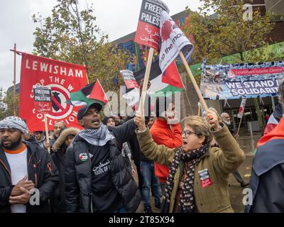 Lewisham, Londres, Royaume-Uni. 18 novembre 23. Plusieurs milliers de personnes défilent du centre islamique de Lewisham à un rassemblement devant le centre de loisirs Glass Mills dans l'une des nombreuses manifestations locales autour du Royaume-Uni en solidarité avec la Palestine appelant à un cessez-le-feu immédiat et condamnant les députés, dont la députée locale Vicky Foxcroft qui a voté cette semaine contre un cessez-le-feu. Il y avait une incrédulité en colère lorsque la police a arrêté une jeune femme pour une pancarte qu'elle portait. Peter Marshall/Alamy Live News Banque D'Images