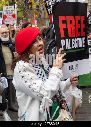 Lewisham, Londres, Royaume-Uni. 18 novembre 23. Plusieurs milliers de personnes ont participé au rassemblement devant le Glass Mills Leisure Centre à la fin du mois de mars, lors de l'une des nombreuses manifestations locales organisées autour du Royaume-Uni en solidarité avec la Palestine, appelant à un cessez-le-feu immédiat et condamnant les députés, dont la députée locale Vicky Foxcroft qui a voté cette semaine contre un cessez-le-feu. Il y avait une incrédulité en colère lorsque la police a arrêté une jeune femme pour une pancarte qu'elle portait. Peter Marshall/Alamy Live News Banque D'Images