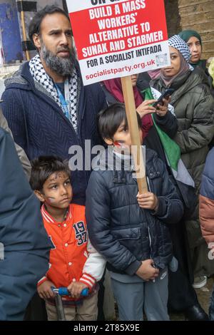 Lewisham, Londres, Royaume-Uni. 18 novembre 23. Plusieurs milliers de personnes ont participé au rassemblement devant le Glass Mills Leisure Centre à la fin du mois de mars, lors de l'une des nombreuses manifestations locales organisées autour du Royaume-Uni en solidarité avec la Palestine, appelant à un cessez-le-feu immédiat et condamnant les députés, dont la députée locale Vicky Foxcroft qui a voté cette semaine contre un cessez-le-feu. Il y avait une incrédulité en colère lorsque la police a arrêté une jeune femme pour une pancarte qu'elle portait. Peter Marshall/Alamy Live News Banque D'Images