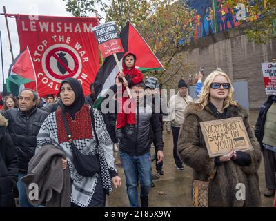 Lewisham, Londres, Royaume-Uni. 18 novembre 23. Plusieurs milliers de personnes défilent du centre islamique de Lewisham à un rassemblement devant le centre de loisirs Glass Mills dans l'une des nombreuses manifestations locales autour du Royaume-Uni en solidarité avec la Palestine appelant à un cessez-le-feu immédiat et condamnant les députés, dont la députée locale Vicky Foxcroft qui a voté cette semaine contre un cessez-le-feu. Il y avait une incrédulité en colère lorsque la police a arrêté une jeune femme pour une pancarte qu'elle portait. Peter Marshall/Alamy Live News Banque D'Images