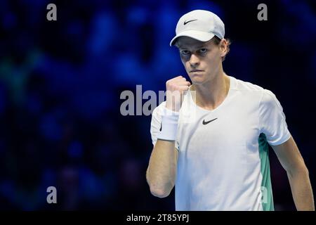 Turin, Italie. 18 novembre 2023. Jannik Sinner, d’Italie, célèbre lors du match de demi-finale contre Daniil Medvedev, de Russie, pendant la septième journée des finales Nitto ATP. Jannik Sinner a gagné 6-3, 6-7(4), 6-1. Crédit : Nicolò Campo/Alamy Live News Banque D'Images