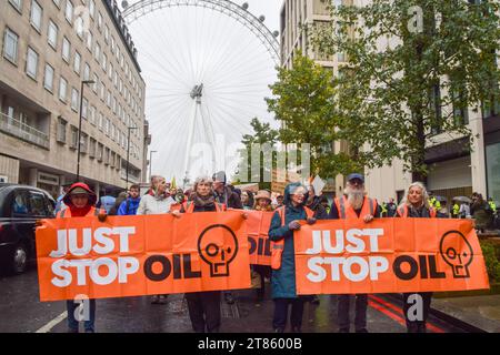 Londres, Angleterre, Royaume-Uni. 18 novembre 2023. Les militants de Just Stop Oil défilent près du London Eye alors qu'ils poursuivent leurs protestations contre les nouvelles licences de combustibles fossiles. (Image de crédit : © Vuk Valcic/ZUMA Press Wire) USAGE ÉDITORIAL SEULEMENT! Non destiné à UN USAGE commercial ! Banque D'Images