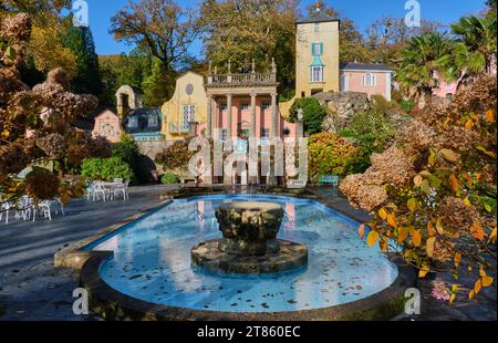 La place centrale et le pavillon gothique à Portmeirion, Gwynedd, pays de Galles Banque D'Images