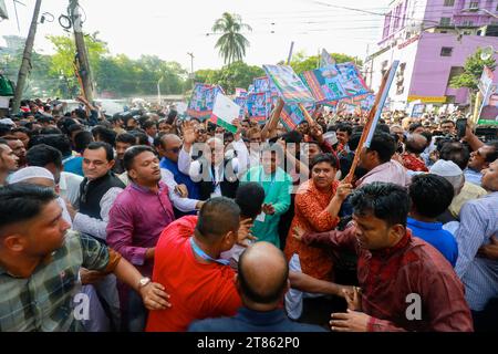 Dhaka, Bangladesh. 18 novembre 2023. Pour recueillir les documents de candidature pour les élections de la 12e Assemblée nationale, les candidats marchent vers le bureau de la Ligue Awami sur Bangabandhu Avenue avec des centaines de dirigeants et de militants, à Dhaka, Bangladesh, le 18 novembre 2023. (Image de crédit : © Suvra Kanti Das/ZUMA Press Wire) USAGE ÉDITORIAL SEULEMENT! Non destiné à UN USAGE commercial ! Banque D'Images