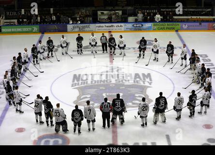 Les joueurs observent un hommage à Adam Johnson des Nottingham Panthers avant le Adam Johnson Memorial Game au Motorpoint Arena, Nottingham. Johnson meurt d'une blessure subie lors du match de la Challenge Cup de Nottingham Panthers avec les Steelers de Sheffield en octobre. Date de la photo : Samedi 18 novembre 2023. Banque D'Images