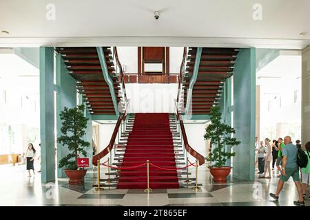 Ho Chi Minh-ville, Vietnam, mars 25 2023 : intérieur du Palais de l'indépendance également connu sous le nom de salle des congrès de réunification, avec centre rouge Banque D'Images