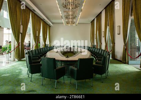 Ho Chi Minh-ville, Vietnam, mars 25 2023 : intérieur du Palais de l'indépendance, également connu sous le nom de salle des congrès de la réunification, salle du cabinet vert Banque D'Images