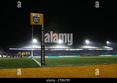 Newport, Royaume-Uni. 18 novembre 2023. Feux d'artifice sur Rodney Parade. United Rugby Championship, Dragons v Ospreys à Rodney Parade à Newport le samedi 18 novembre 2023. photo par Andrew Orchard/Andrew Orchard photographie sportive/Alamy Live News crédit : Andrew Orchard photographie sportive/Alamy Live News Banque D'Images