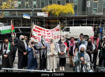 New York, États-Unis. 18 novembre 2023. New York, Etats-Unis 11/17/23 manifestation d'étudiants pro palestiniens devant le bureau du gouverneur de l'Etat de New York Kathy Hochul à New York, manifestation anti-Israël réclamant une Palestine libre, vendredi 17 novembre 2023. Crédit : Jennifer Graylock/Alamy Live News Banque D'Images