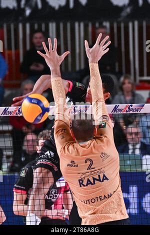 Padoue, Italie. 18 novembre 2023. Spike ofFabian Plak pendant Pallavolo Padova vs Rana Verona, Volleyball Italian Serie A Men Superleague Match à Padoue, Italie, novembre 18 2023 crédit : Agence de photo indépendante/Alamy Live News Banque D'Images