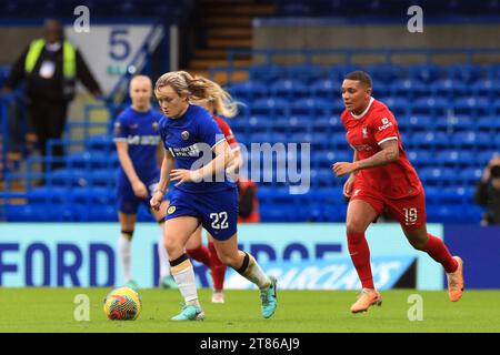 Kingston, Royaume-Uni. 18 novembre 2023. Erin Cuthbert de Chelsea Women sur le ballon lors du match de FA Women's Super League entre Chelsea Women et Liverpool Women à Stamford Bridge, Londres, Angleterre le 18 novembre 2023. Photo de Carlton Myrie. Usage éditorial uniquement, licence requise pour un usage commercial. Aucune utilisation dans les Paris, les jeux ou les publications d'un seul club/ligue/joueur. Crédit : UK Sports pics Ltd/Alamy Live News Banque D'Images