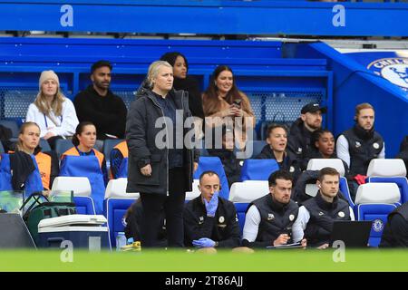 Kingston, Royaume-Uni. 18 novembre 2023. L'entraîneur de Chelsea Women, Emma Hayes, participe au match de FA Women's Super League entre Chelsea Women et Liverpool Women à Stamford Bridge, Londres, Angleterre le 18 novembre 2023. Photo de Carlton Myrie. Usage éditorial uniquement, licence requise pour un usage commercial. Aucune utilisation dans les Paris, les jeux ou les publications d'un seul club/ligue/joueur. Crédit : UK Sports pics Ltd/Alamy Live News Banque D'Images