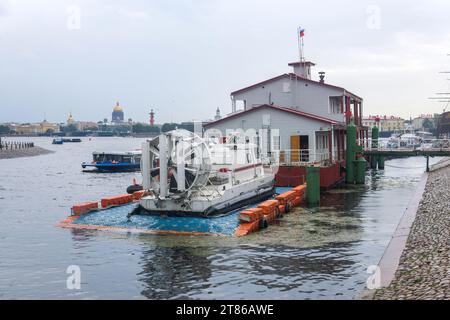 Saint-Pétersbourg, Russie - 04 août 2023 : aéroglisseur de sauvetage amarré sur un ponton près du remblai dans le centre-ville Banque D'Images