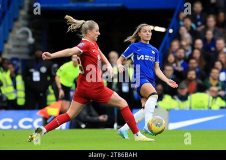 Kingston, Royaume-Uni. 18 novembre 2023. Johanna Rytting Kaneryd de Chelsea Women coupe le ballon pour Lauren James de Chelsea Women lors du match de FA Women's Super League entre Chelsea Women et Liverpool Women à Stamford Bridge, Londres, Angleterre le 18 novembre 2023. Photo de Carlton Myrie. Usage éditorial uniquement, licence requise pour un usage commercial. Aucune utilisation dans les Paris, les jeux ou les publications d'un seul club/ligue/joueur. Crédit : UK Sports pics Ltd/Alamy Live News Banque D'Images