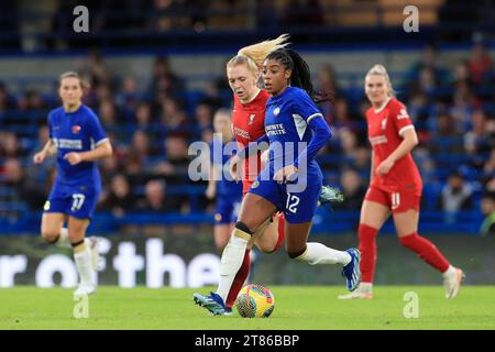 Kingston, Royaume-Uni. 18 novembre 2023. Ashley Lawrence de Chelsea Women dribble avec le ballon lors du match de FA Women's Super League entre Chelsea Women et Liverpool Women à Stamford Bridge, Londres, Angleterre le 18 novembre 2023. Photo de Carlton Myrie. Usage éditorial uniquement, licence requise pour un usage commercial. Aucune utilisation dans les Paris, les jeux ou les publications d'un seul club/ligue/joueur. Crédit : UK Sports pics Ltd/Alamy Live News Banque D'Images