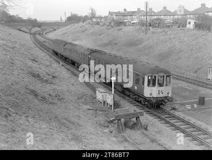 unité multiple diesel ferroviaire britannique originale dmu sur le service passagers près de la station de rugby grande ligne centrale 1969 juste avant la fermeture Banque D'Images