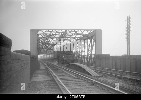 original british train locomotive à vapeur noir 5 sur le pont en cage à oiseaux grande ligne centrale rugby angleterre uk 1960s Banque D'Images