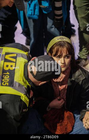 Les manifestants pro-palestiniens se sont assis à nouveau à Waterloo Station, ce qui a conduit à 5 arrestations de manifestants pendant le sit-in. Londres, Royaume-Uni, 18/11/2023 Ehimetalor Unuabona Banque D'Images