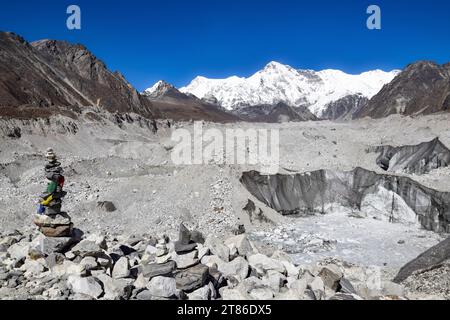 Cho Oyu vu depuis le glacier de Ngozumpa Banque D'Images