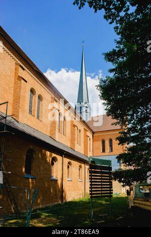 Kloster Doberlug Kirchhain Das Kloster Dobrilugk Dobraluca war eine Zisterzienserabtei in der Niederlausitz auf dem Gebiet des heutigen Doberlug-Kirchhain. Gegründet wurde das Kloster in Dobrilugk von einem Sohn des Markgrafen Konrad von Meißen, Dietrich von Landsberg, im Jahre 1165. Die Klosterkirche aus dem Anfang des 13. Jahrhunderts ist heute noch zu bewundern. Neben den Kirchen in Lehnin und Chorin zählt sie zu den imposianten und bedeutenden Backsteinbauten aus dieser Zeit. 1905/1906 wurden Restaurationen und Überformungen vorgenommen, wobei eine Mischung aus mittelalterlichen und barocke Banque D'Images