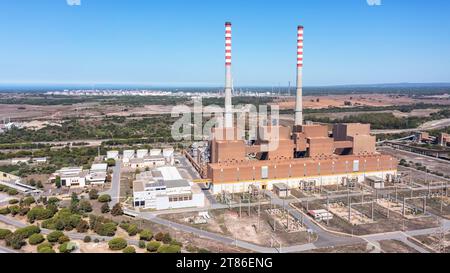Vue aérienne d'une centrale à charbon dans la ville de Sines, en arrière-plan la mer au Portugal de près. Banque D'Images