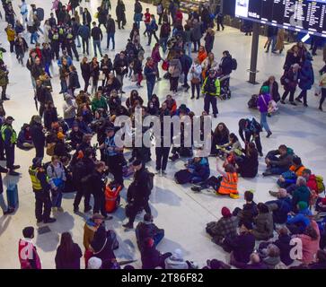 Londres, Angleterre, Royaume-Uni. 18 novembre 2023. Les manifestants pro-palestiniens organisent un sit-in à Waterloo Station pour exiger un cessez-le-feu alors que la guerre entre Israël et le Hamas se poursuit. (Image de crédit : © Vuk Valcic/ZUMA Press Wire) USAGE ÉDITORIAL SEULEMENT! Non destiné à UN USAGE commercial ! Banque D'Images