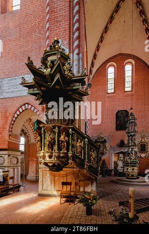 Kloster Doberlug Kirchhain Das Kloster Dobrilugk Dobraluca war eine Zisterzienserabtei in der Niederlausitz auf dem Gebiet des heutigen Doberlug-Kirchhain. Gegründet wurde das Kloster in Dobrilugk von einem Sohn des Markgrafen Konrad von Meißen, Dietrich von Landsberg, im Jahre 1165. Die Klosterkirche aus dem Anfang des 13. Jahrhunderts ist heute noch zu bewundern. Neben den Kirchen in Lehnin und Chorin zählt sie zu den imposianten und bedeutenden Backsteinbauten aus dieser Zeit. 1905/1906 wurden Restaurationen und Überformungen vorgenommen, wobei eine Mischung aus mittelalterlichen und barocke Banque D'Images