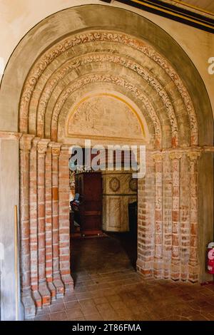 Kloster Doberlug Kirchhain Das Kloster Dobrilugk Dobraluca war eine Zisterzienserabtei in der Niederlausitz auf dem Gebiet des heutigen Doberlug-Kirchhain. Gegründet wurde das Kloster in Dobrilugk von einem Sohn des Markgrafen Konrad von Meißen, Dietrich von Landsberg, im Jahre 1165. Die Klosterkirche aus dem Anfang des 13. Jahrhunderts ist heute noch zu bewundern. Neben den Kirchen in Lehnin und Chorin zählt sie zu den imposianten und bedeutenden Backsteinbauten aus dieser Zeit. 1905/1906 wurden Restaurationen und Überformungen vorgenommen, wobei eine Mischung aus mittelalterlichen und barocke Banque D'Images