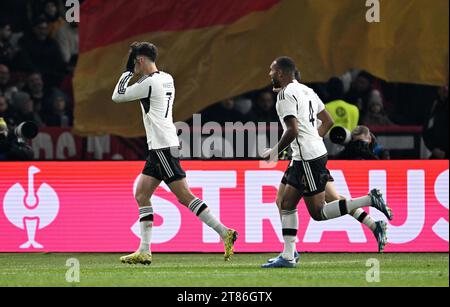 Berlin, Allemagne. 18 novembre 2023. Football : match international, Allemagne - Turquie, Olympiastadion. L'Allemand Kai Havertz (l) célèbre son objectif de faire 1-0. REMARQUE IMPORTANTE : conformément aux règlements de la Ligue allemande de football DFL et de la Fédération allemande de football DFB, il est interdit d'utiliser ou de faire utiliser des photographies prises dans le stade et/ou du match sous forme d'images séquentielles et/ou de séries de photos de type vidéo. Crédit : Federico Gambarini/dpa/Alamy Live News Banque D'Images