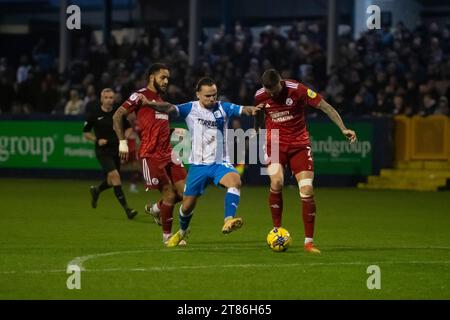 Dom Telford de Barrow se bat pour la possession avec Ben Gladwin de Crawley lors du match Sky Bet League 2 entre Barrow et Crawley Town à Holker Street, Barrow-in-Furness le samedi 18 novembre 2023. (Photo : Ian Allington | MI News) crédit : MI News & Sport / Alamy Live News Banque D'Images