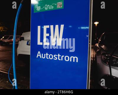 Augsbourg, Bavière, Allemagne - 14 novembre 2023 : borne de recharge pour voitures électriques de LEW à Augsbourg *** E-Auto Ladesäule von LEW à Augsbourg crédit : Imago/Alamy Live News Banque D'Images